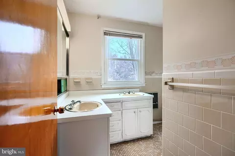 Bath - 2705 Fallston Rd, Fallston, MD 21047 photo 14 of 18