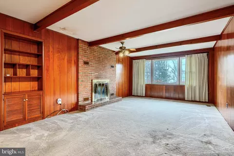 Living - 2705 Fallston Rd, Fallston, MD 21047 photo 8 of 14