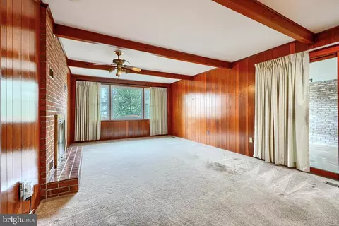 Living - 2705 Fallston Rd, Fallston, MD 21047 photo 9 of 14