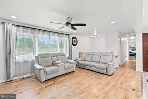 Entry Way - 2300 Carrs Mill Rd, Fallston, MD 21047 photo 3 of 7