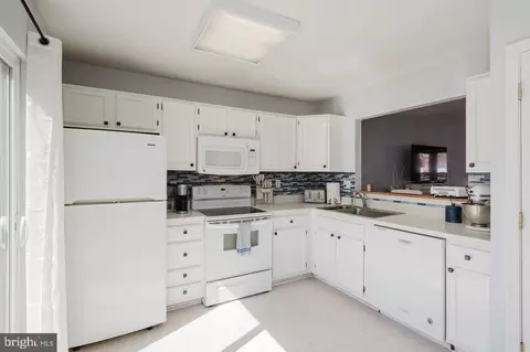 Kitchen - 304 Sunray Ct, Abingdon, MD 21009 photo 2 of 2