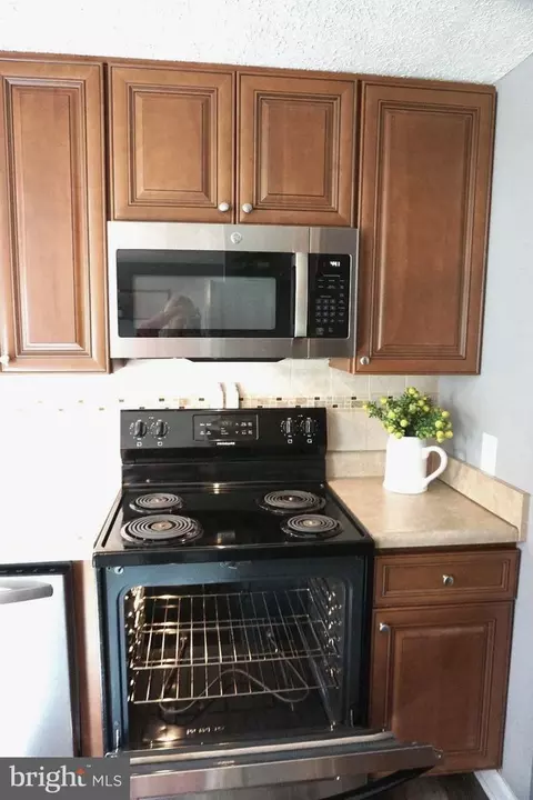 Kitchen - 100 Shell Cove Ct, Joppa, MD 21085 photo 4 of 6