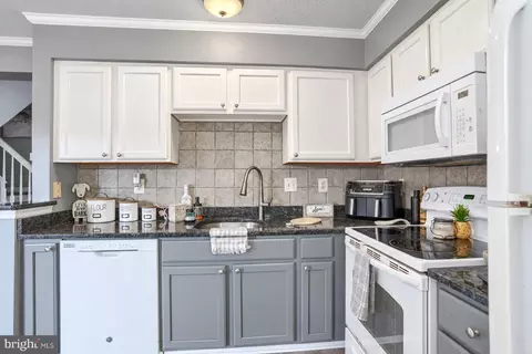 Kitchen - 425 Mayapple Ct, Abingdon, MD 21009 photo 4 of 5