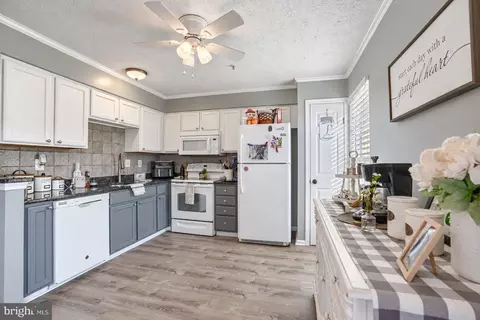 Kitchen - 425 Mayapple Ct, Abingdon, MD 21009 photo 2 of 5