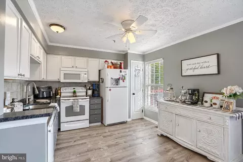 Kitchen - 425 Mayapple Ct, Abingdon, MD 21009 photo 3 of 5