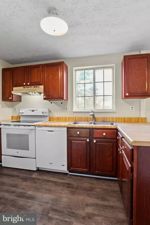 10504 Saddlebrook Ct, Laurel, MD 20723 photo 5