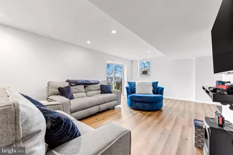 Living - 6001 Florey Rd, Hanover, MD 21076 photo 11 of 12