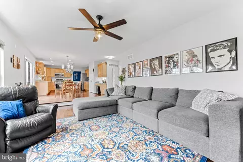 Living - 6001 Florey Rd, Hanover, MD 21076 photo 4 of 12