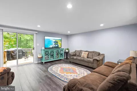 9405 Chippenham Dr, Laurel, MD 20723 photo 4