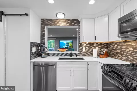9405 Chippenham Dr, Laurel, MD 20723 photo 10