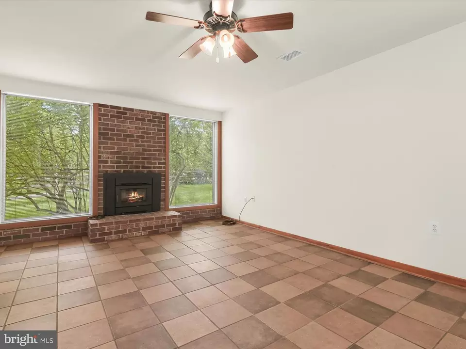 Living - 5396 Graywing Ct, Columbia, MD 21045 photo 6 of 8