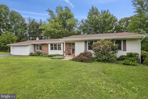 12495 Indian Hill Dr, Sykesville, MD 21784