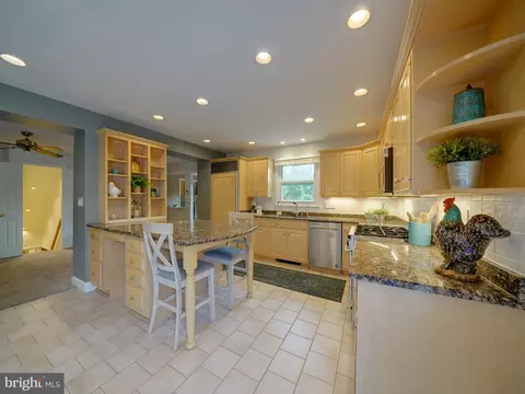 Kitchen - 8508 Pineway Dr, Laurel, MD 20723 photo 3 of 9