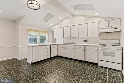 10686 Old Bond Mill Rd, Laurel, MD 20723 photo 4
