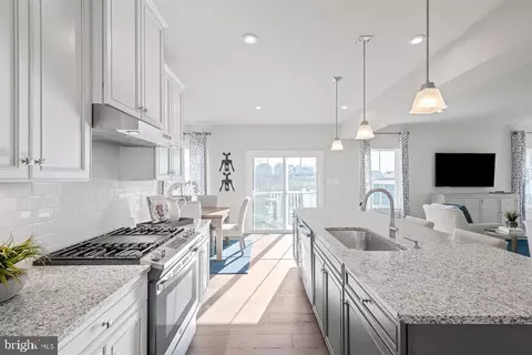 7527 Declan Rd, Laurel, MD 20723 photo 2