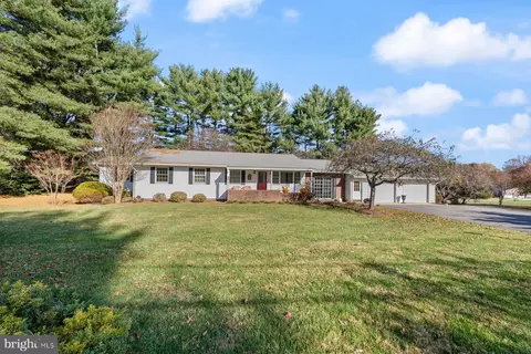 12612 Howard Lodge Dr, Sykesville, MD 21784