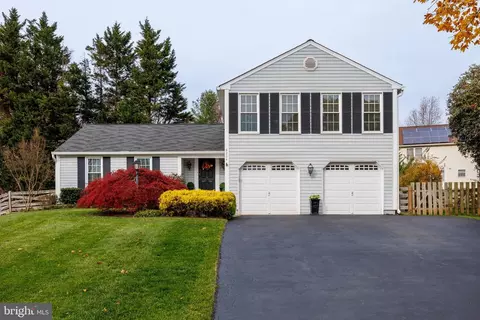 8204 Lapping Brook Ct, Laurel, MD 20723 photo 2