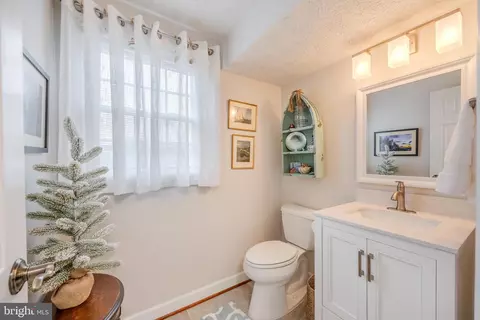 8204 Lapping Brook Ct, Laurel, MD 20723 photo 24
