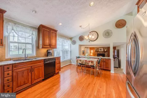 8204 Lapping Brook Ct, Laurel, MD 20723 photo 11