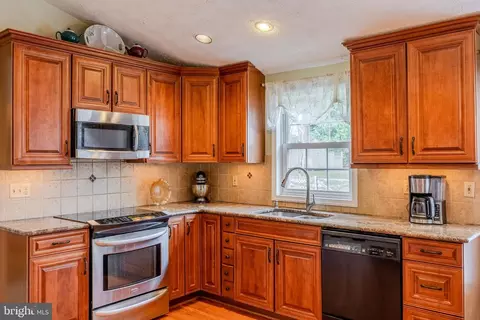 8204 Lapping Brook Ct, Laurel, MD 20723 photo 14