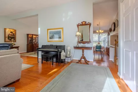 8204 Lapping Brook Ct, Laurel, MD 20723 photo 3