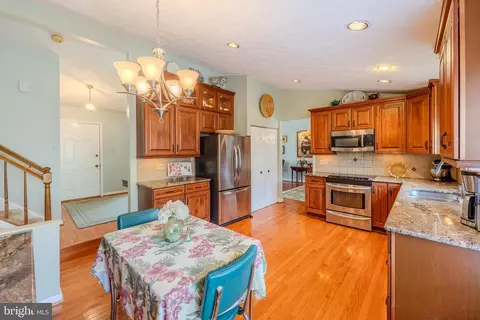 8204 Lapping Brook Ct, Laurel, MD 20723 photo 16