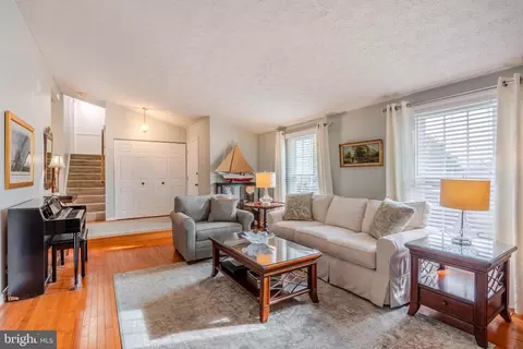 8204 Lapping Brook Ct, Laurel, MD 20723 photo 4