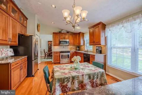 8204 Lapping Brook Ct, Laurel, MD 20723 photo 17