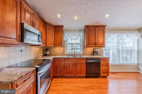 8204 Lapping Brook Ct, Laurel, MD 20723 photo 12