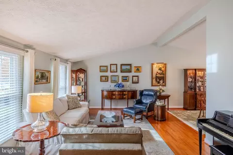 8204 Lapping Brook Ct, Laurel, MD 20723 photo 6