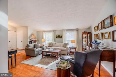 8204 Lapping Brook Ct, Laurel, MD 20723 photo 5