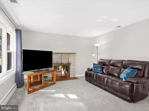 8534 Pineway Dr, Laurel, MD 20723 photo 4