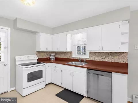 8534 Pineway Dr, Laurel, MD 20723 photo 11