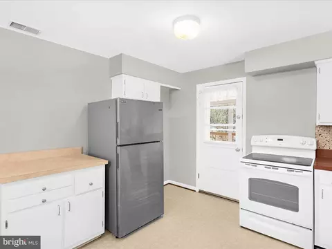 8534 Pineway Dr, Laurel, MD 20723 photo 12