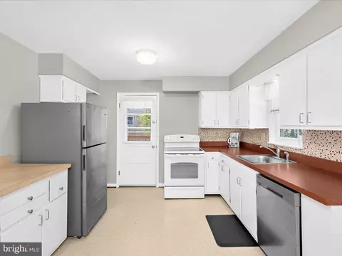 8534 Pineway Dr, Laurel, MD 20723 photo 10