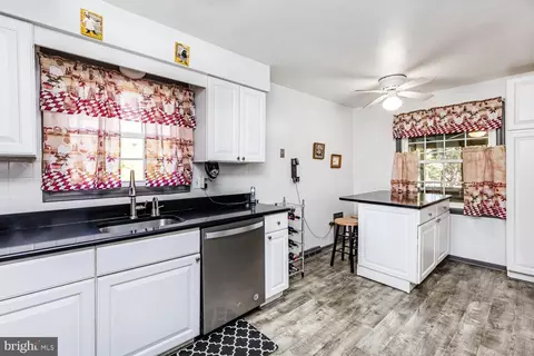 Kitchen - 5652 Blitheaire Garth, Columbia, MD 21045 photo 3 of 4