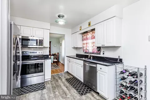Kitchen - 5652 Blitheaire Garth, Columbia, MD 21045 photo 2 of 4