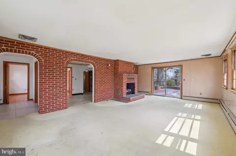 Living - 6165 Hanover Rd, Hanover, MD 21076 photo 2 of 5