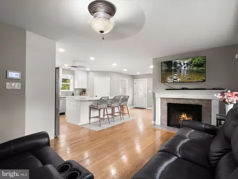 Living - 8005 Crest Rd, Laurel, MD 20723 photo 3 of 4