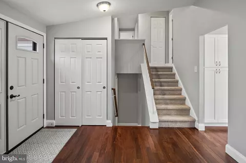 Entry Way - 6383 Shadowshape Pl, Columbia, MD 21045 photo 3 of 5