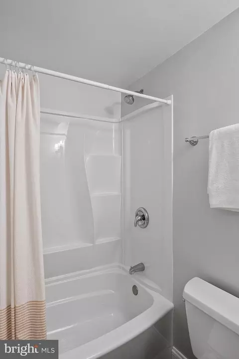 Bath - 6383 Shadowshape Pl, Columbia, MD 21045 photo 4 of 4