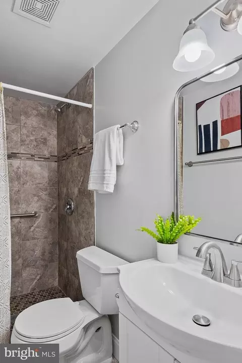 Bath - 6383 Shadowshape Pl, Columbia, MD 21045 photo 2 of 4