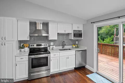 Kitchen - 6383 Shadowshape Pl, Columbia, MD 21045 photo 1 of 2