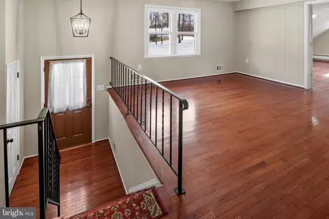 7926 Helmart Dr, Laurel, MD 20723 photo 5