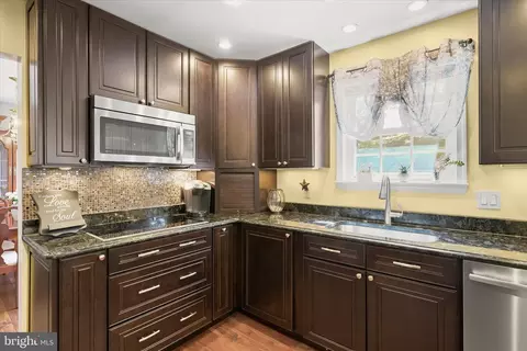 Kitchen - 6206 Fairbourne Ct, Hanover, MD 21076 photo 2 of 3