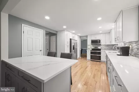 8733 Cardinal Forest Cir, Laurel, MD 20723 photo 2