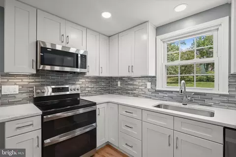 8733 Cardinal Forest Cir, Laurel, MD 20723 photo 4
