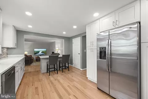 8733 Cardinal Forest Cir, Laurel, MD 20723 photo 6