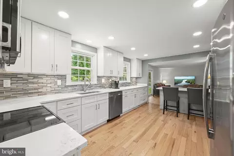 8733 Cardinal Forest Cir, Laurel, MD 20723 photo 5