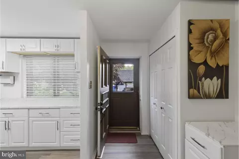 Entry Way - 7490 Hickory Log Cir, Columbia, MD 21045 photo 2 of 6